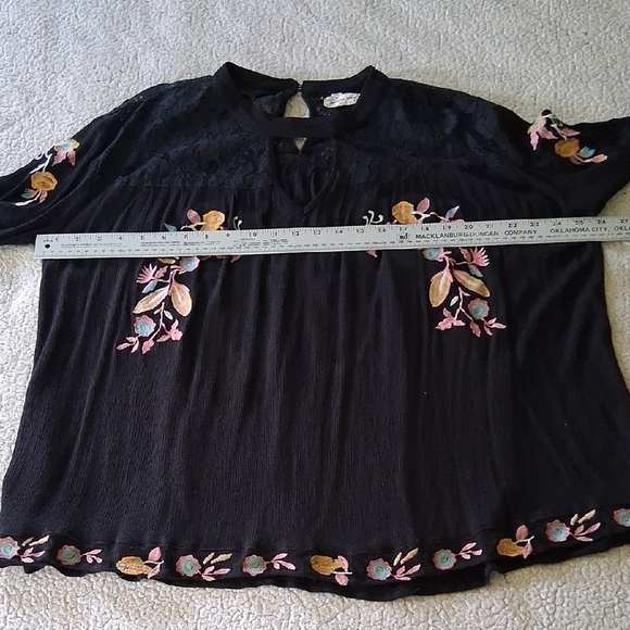 Elegant Black Floral Embroidered Blouse - Picture 4 of 6